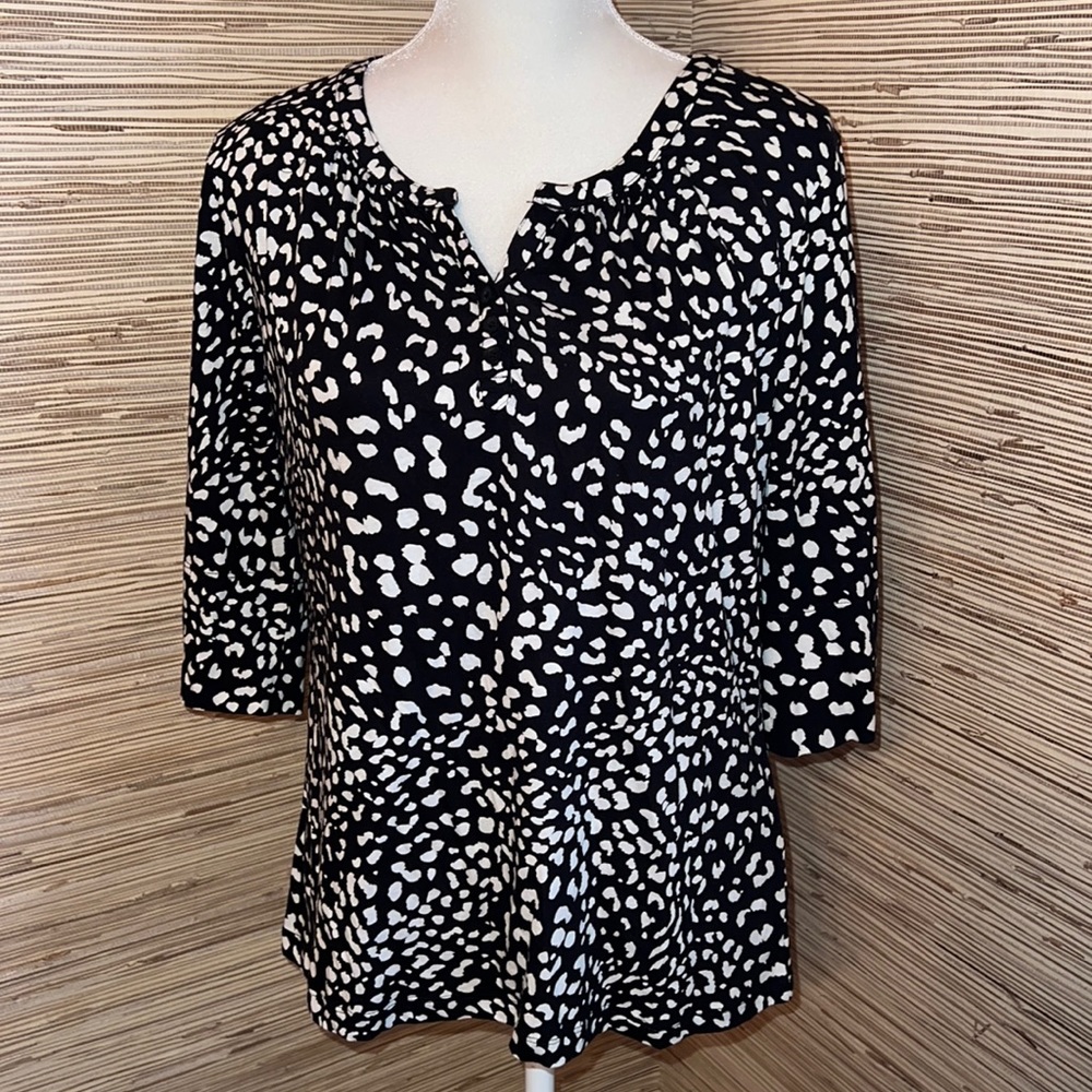 Jones New York sport large black & white leopard print 3/4 sleeve top. EUC!